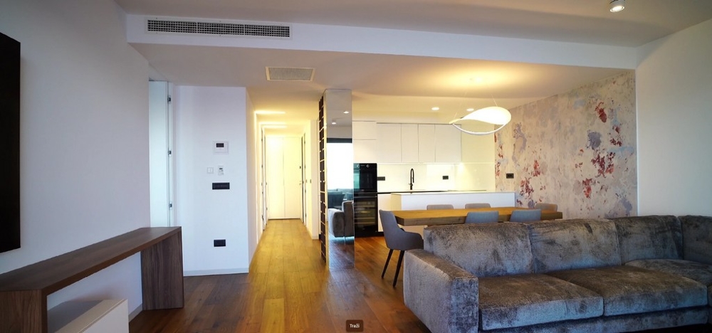 Egy modern, tengerparti apartman belseje Horvátországban nyitott konyhával és nappalival.