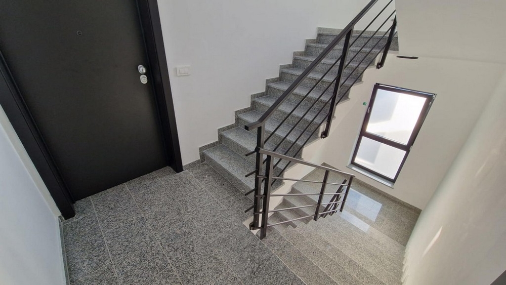 Panorama Scouting - Bejárat és lépcsőház egy modern ingatlanban Horvátországban.