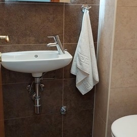 Vendég WC mosdóval és tükörrel az Opatija apartmanban.
