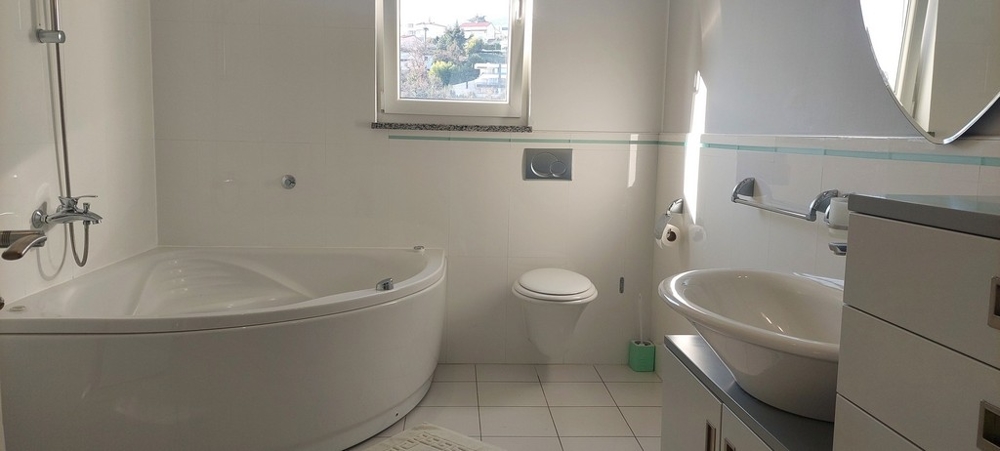 Fürdőszoba nagy káddal és ablakkal