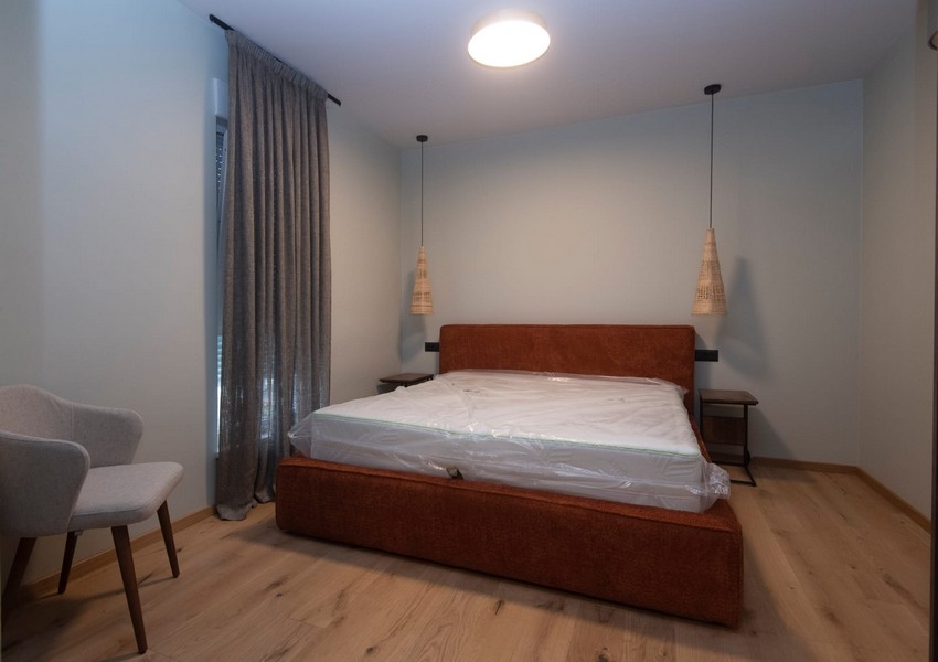 Nagy hálószoba kényelmes nagy ággyal egy modern lakásban eladó Splitben, Horvátországban.