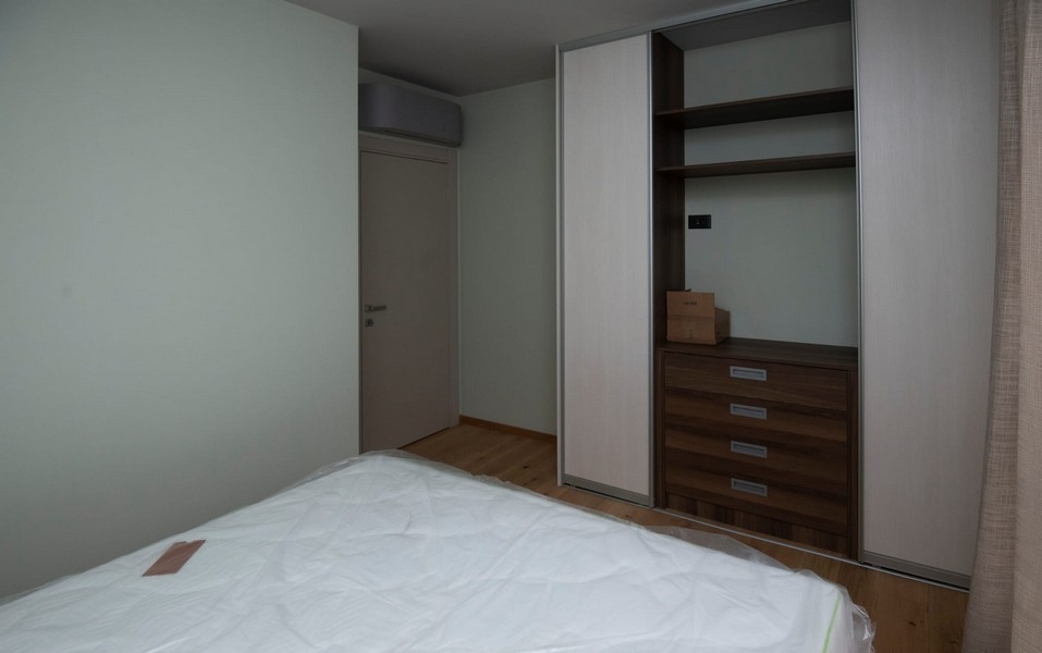 Horvátországban, Splitben egy modern lakás tágas hálószobája eladó, beépített gardróbbal és fapadlóval.