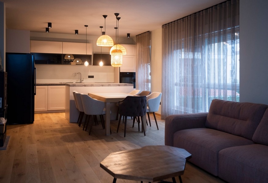 Modern konyha és étkező egy lakásban eladó Splitben, Horvátországban, stílusos világítással és nyitott alaprajzzal.