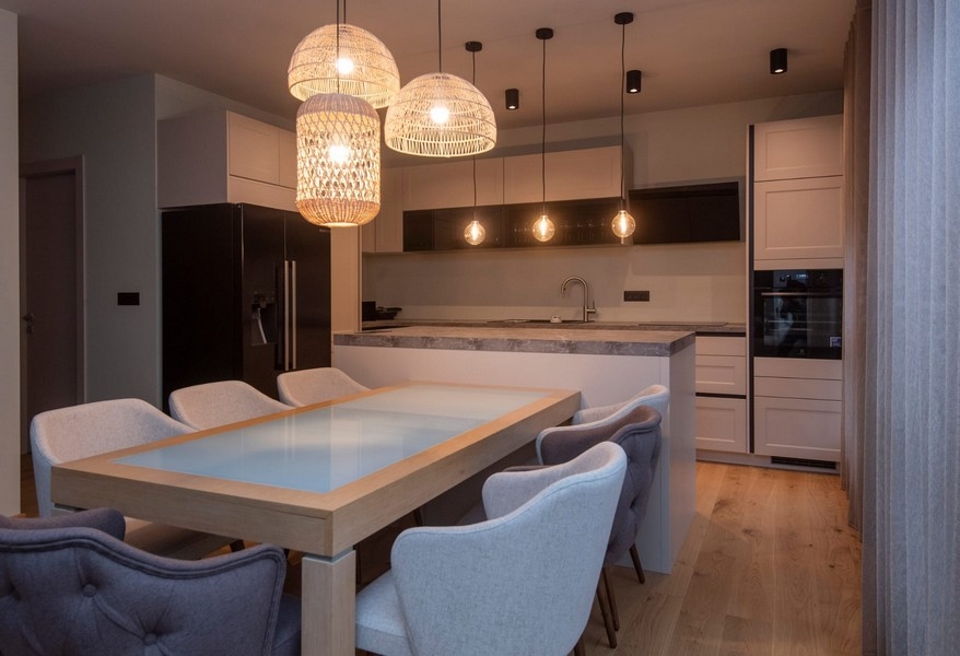 Modern étkező és konyha egy modern apartmanban Splitben, Horvátországban, dizájner bútorokkal és berendezési tárgyakkal.