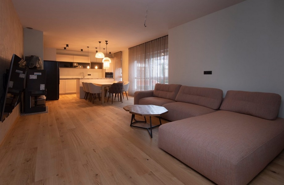 Hívogató nappali modern felszereltséggel egy lakásban eladó a horvátországi Splitben, természetes fénnyel.