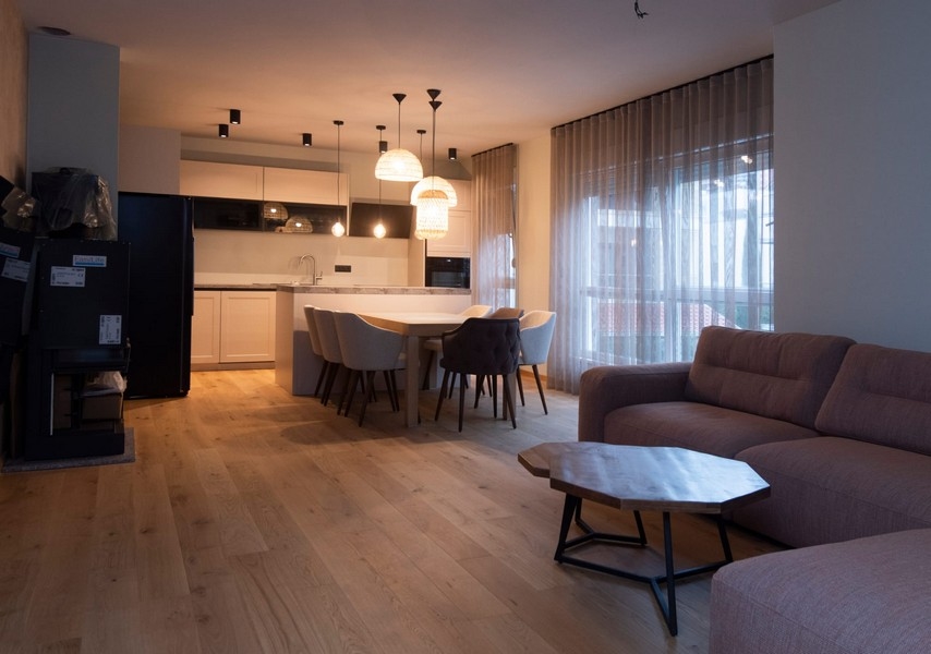 Elegáns és modern nappali konyhával egy apartmanban Splitben, Horvátországban, ideális szórakozásra.