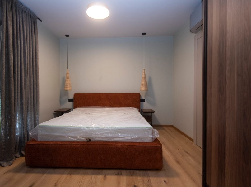 Eladó második hálószoba egy modern lakásban a horvátországi Splitben, amely modern kényelmet és stílust mutat.