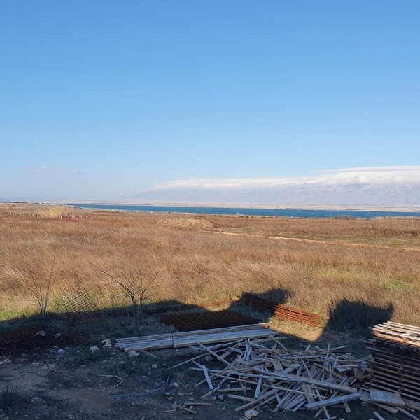 Természeti táj és kilátás a tengerre Privlakában, Horvátországban, az eladó lakások közelében.