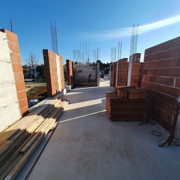 Új lakóépület építési területe Privlakában, Zadar közelében, szabad lakásokkal