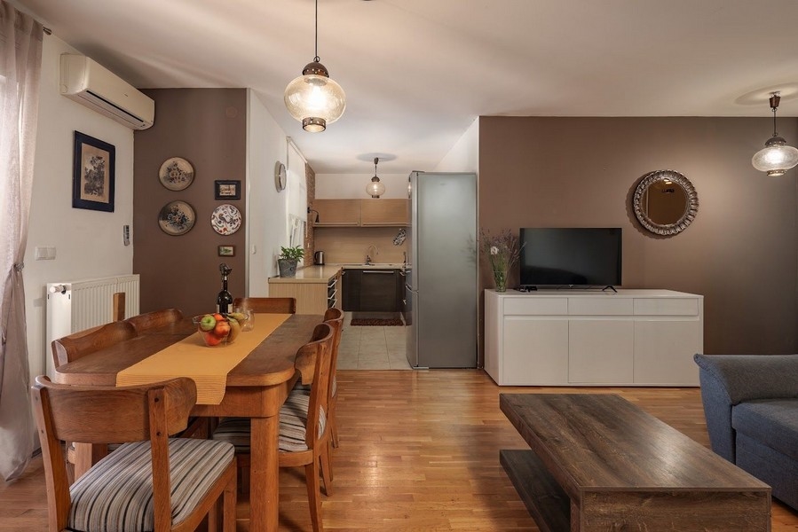 Nyitott nappali konyhával egybenyitott lakásban eladó Horvátországban.