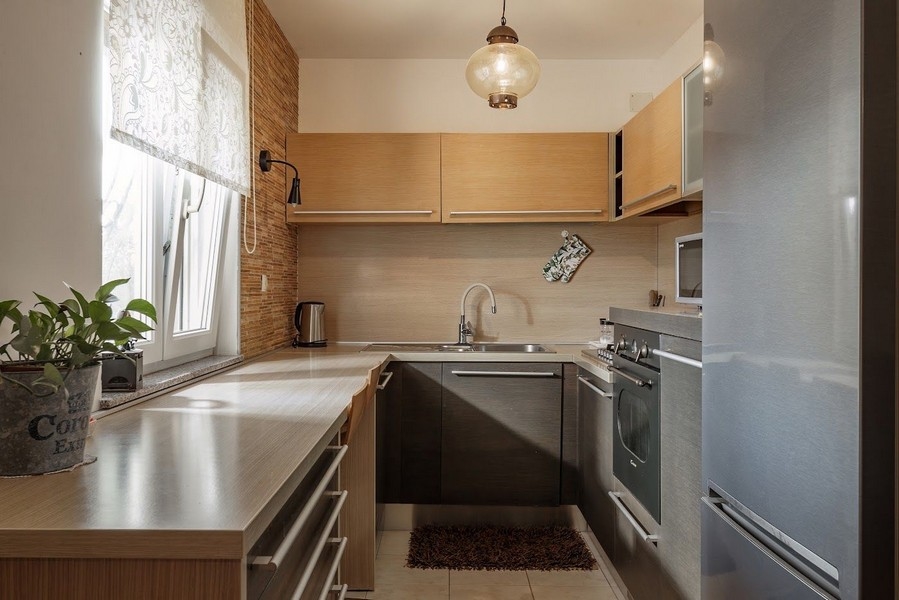 Funkcionális konyha modern gépekkel egy lakásban eladó Horvátországban.