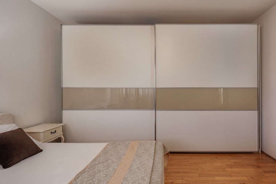 Horvátországban eladó hálószoba nagy gardróbbal és parkettával.