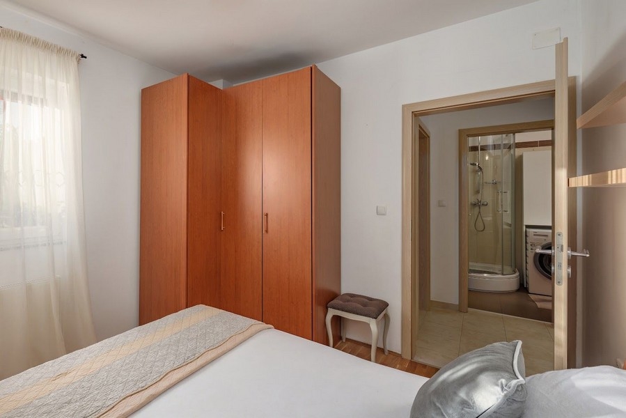 Hálószoba közvetlen kijárattal a fürdőszobába egy horvát társasházban