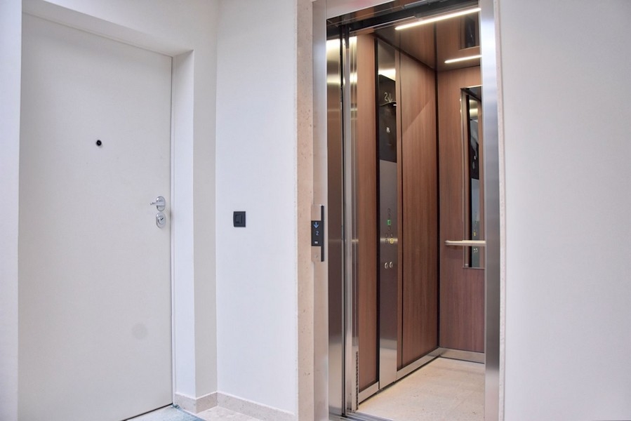 Isztriai modern penthouse liftajtója és bejárata eladó.