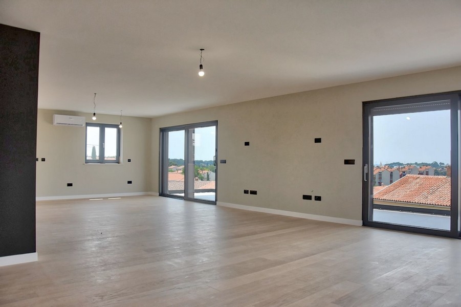 Modern penthouse Isztria területén üres nappalival, több konnektorral és nagy ablakokkal.