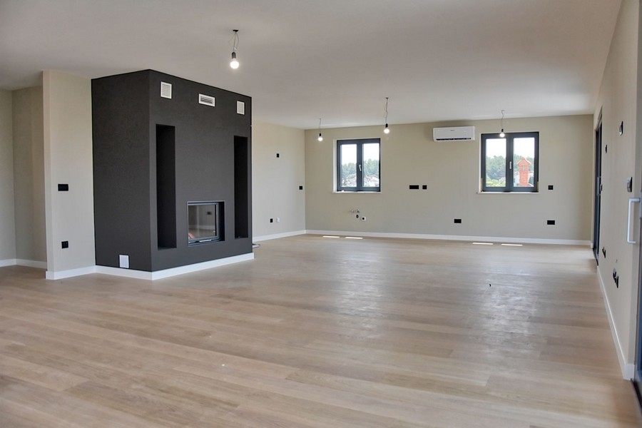 Isztriai penthouse modern nappali kandallóval és tengerre néző kilátással eladó.