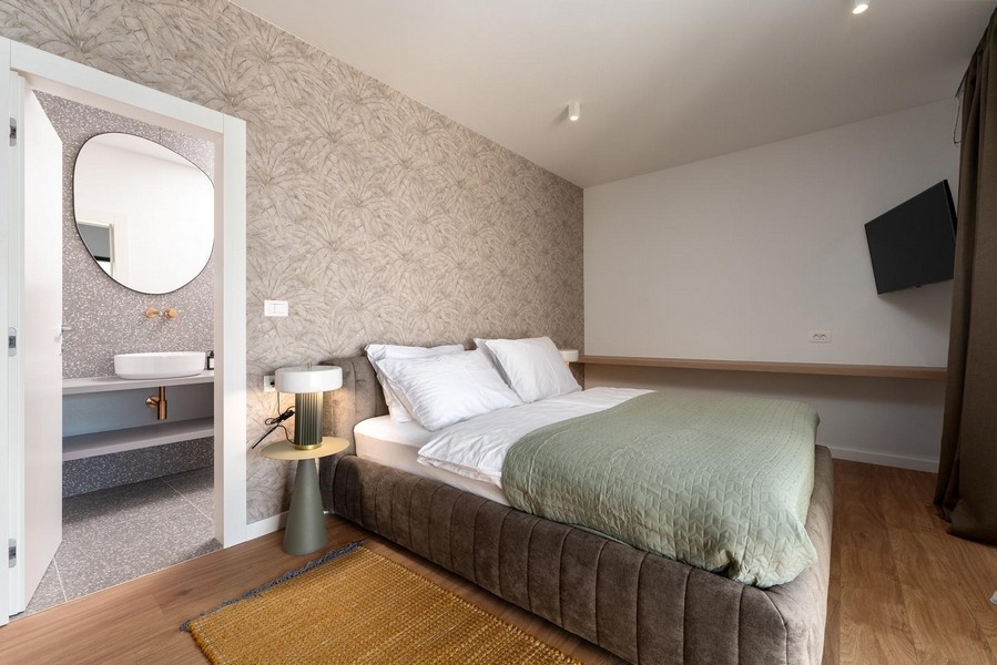 Hálószoba öltözővel egy luxuslakásban Isztria városában, modern és stílusosan berendezett