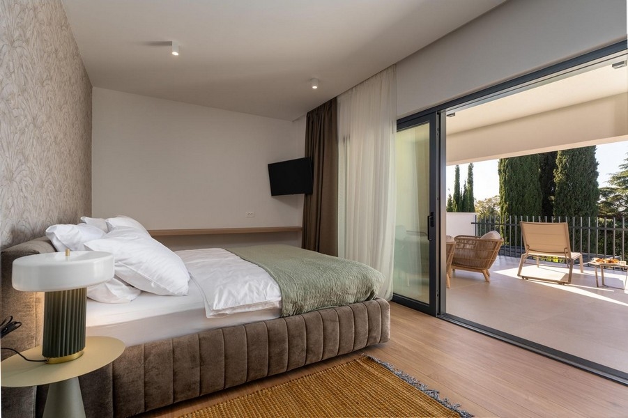 Hálószoba nagyvonalú üvegezéssel és teraszkapcsolattal egy isztriai luxuslakásban