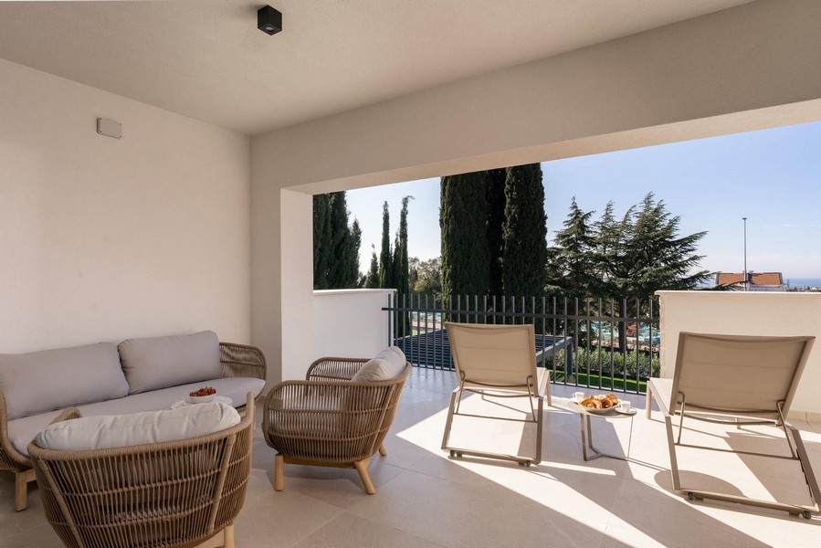 Relaxációs rész egy isztriai luxusapartman teraszán, tengerre néző kilátással és kényelmes ülőhelyekkel