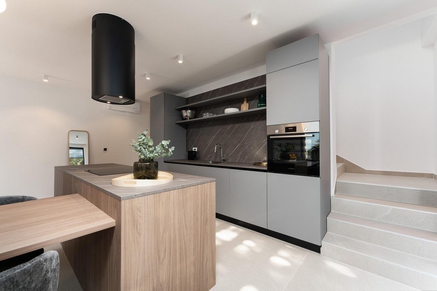 Modern konyha központi főzőszigettel és minőségi beépített gépekkel Isztriai luxuslakásban