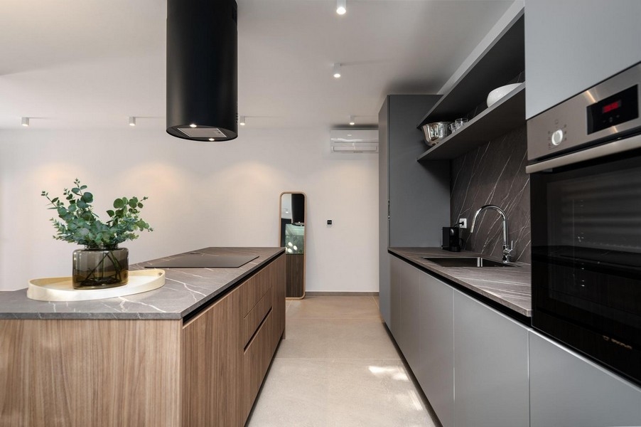 Az Istria konyhájának részletes nézete Luxus apartman elegáns kivitelezéssel és modern berendezéssel