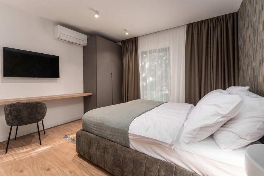 Hálószoba egy isztriai luxuslakásban finom világítással és elegáns dizájnnal