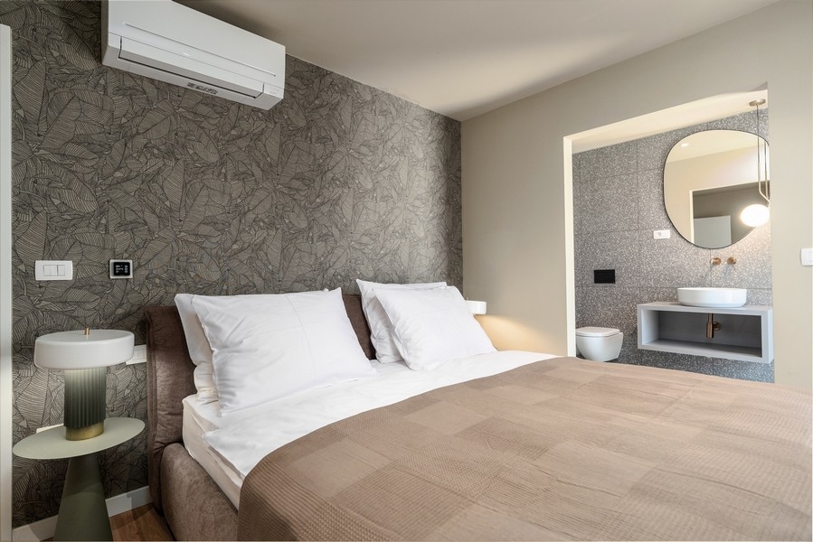 Hálószoba egy isztriai luxuslakásban dizájner falakkal és modern belsővel