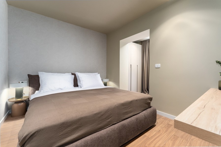 Világos hálószoba az isztriai ingatlanban nagy ággyal és modern dizájnnal