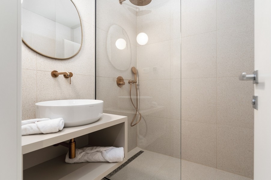 Elegáns fürdőszoba modern berendezéssel egy isztriai luxusingatlanban