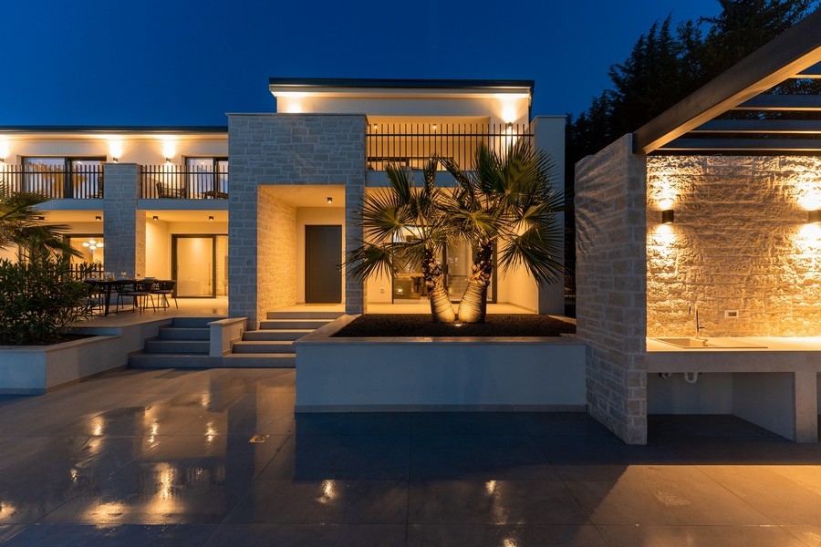 Isztriai luxusingatlan kültéri része nyári konyhával és világítással