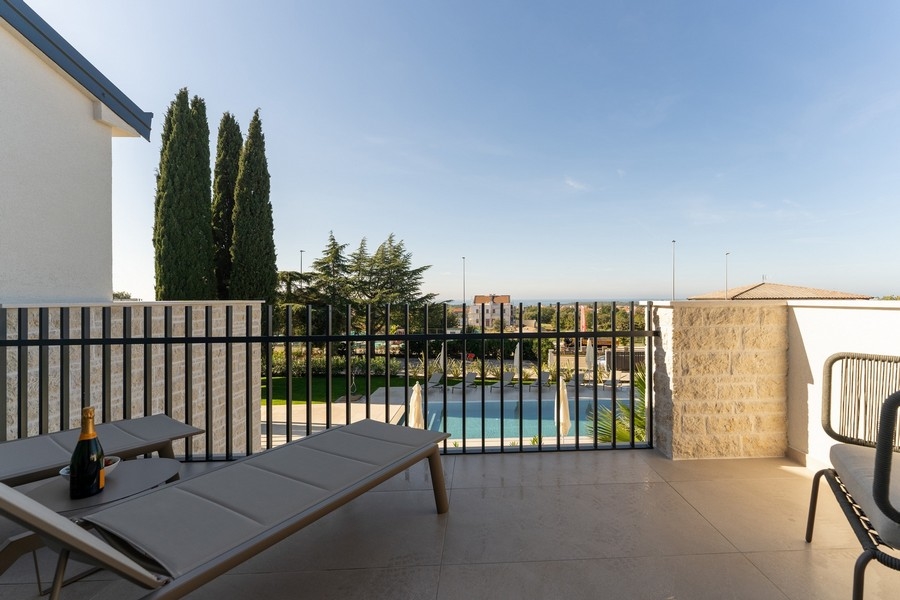 Terasz, kilátással a medencére és a tengerre egy isztriai luxusingatlanban