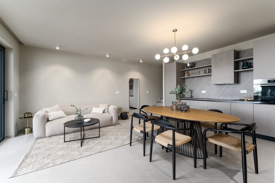Modern nappali és étkező egy luxuslakásban Isztria szigetén