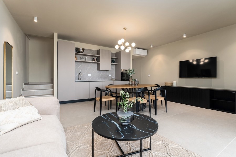 Modern nappali konyhával egy luxuslakásban Isztrián