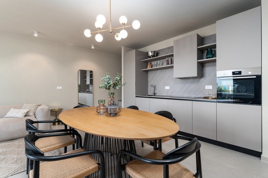 Nyitott nappali és étkező, teraszkapcsolattal Isztria területén