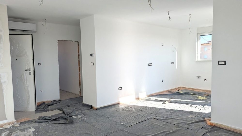 Nagy szoba a végső berendezésre készülve egy magas színvonalú isztriai luxusrezidenciában