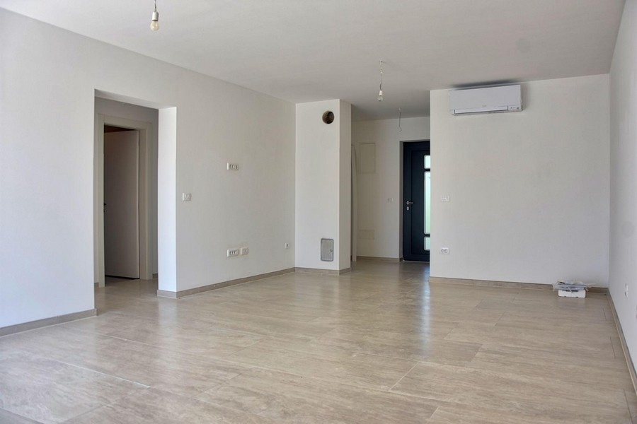 Tágas nappali légkondival, semleges színvilággal, ingatlan Porečben