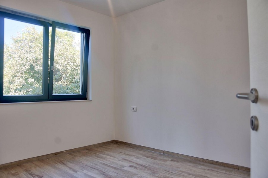 Második hálószoba ablakos kilátással a zöldterületekre, része az ingatlankínálatnak Porecben