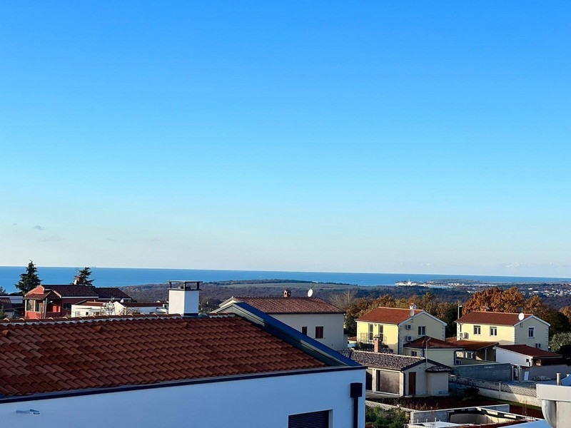 Kilátás Porec háztetőire, háttérben tengerre néző kilátással, Porec ingatlan