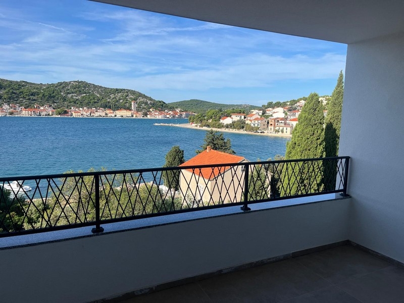 Tengerre néző új lakásból Tisnóban, ideális horvátországi vásárláshoz