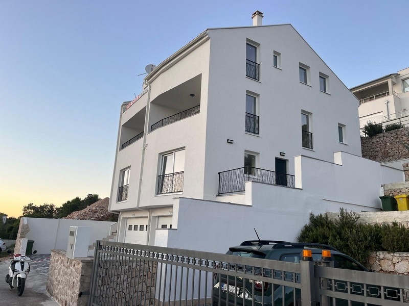 Kilátás egy épülő lakásból, közel a tengerhez eladó Tisnóban, Horvátországban