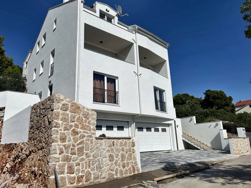 Tengerre néző új építésű lakás Tisnóban, vonzó ingatlan Horvátországban