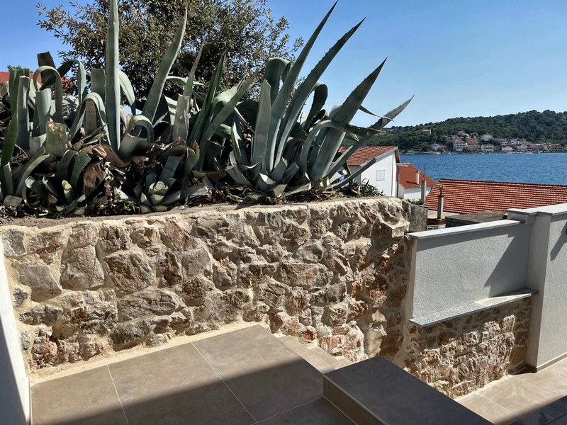 Mediterrán elemek a házon.