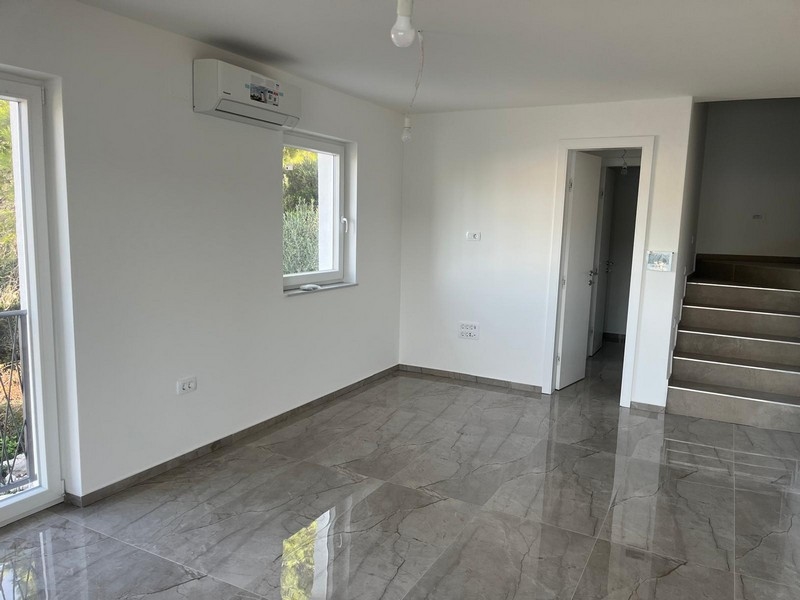 Nappali kiváló minőségű csempével.