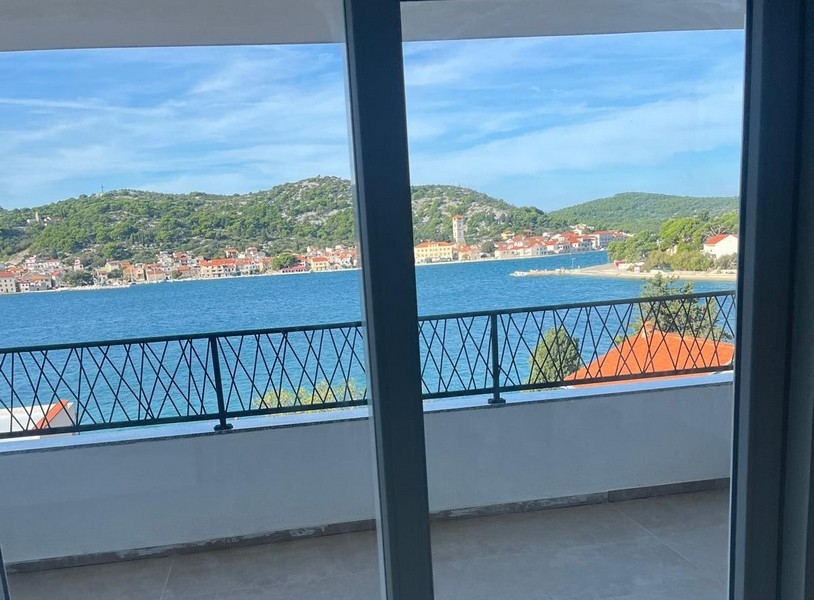 Az ingatlan teraszáról kilátás nyílik a tengerre.