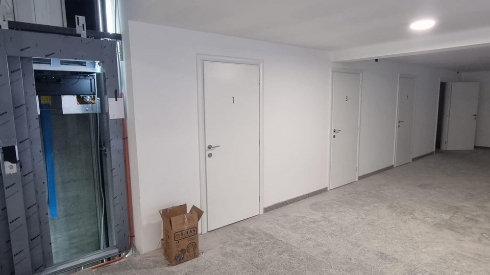 Horvát ingatlan folyosója fehér ajtókkal és lifttel a kép bal oldalán.