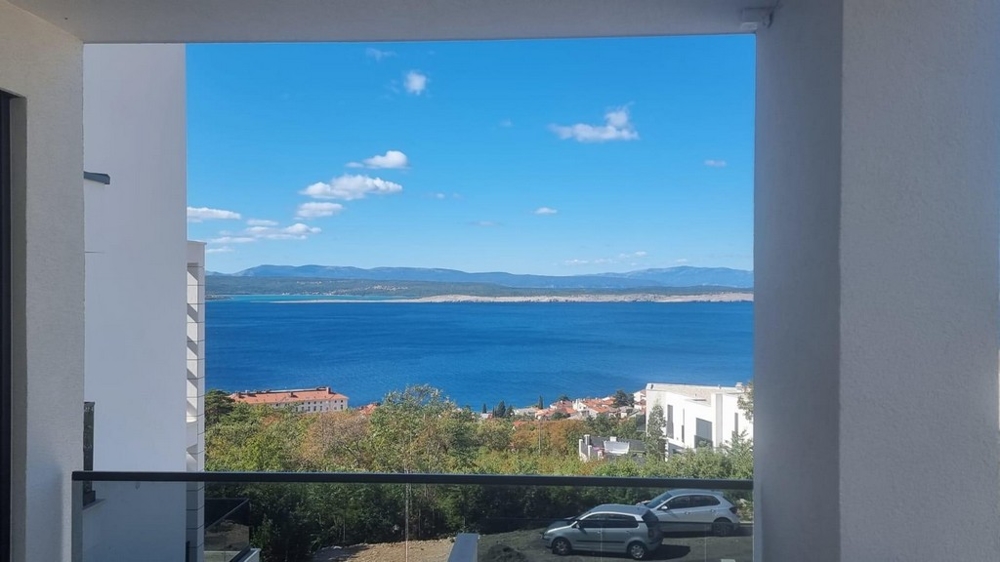 Kilátás a tengerre egy horvát apartman teraszán keresztül.