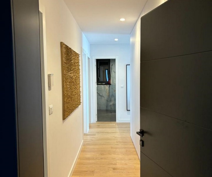 Fapadlós, művészfalas lakás előszoba Horvátországban, Rijekában eladó.