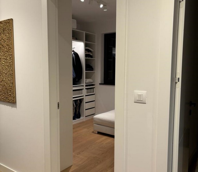 Horvátországi Rijekában eladó lakás folyosójáról gardróbba néző.