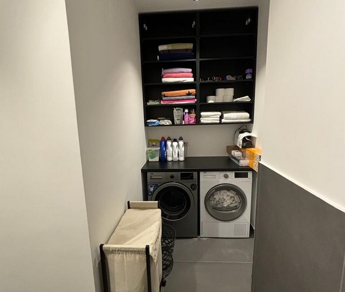 Mosókonyha mosógéppel és beépített törölközőszekrénnyel, eladó egy lakásrész Horvátországban, Rijekában.