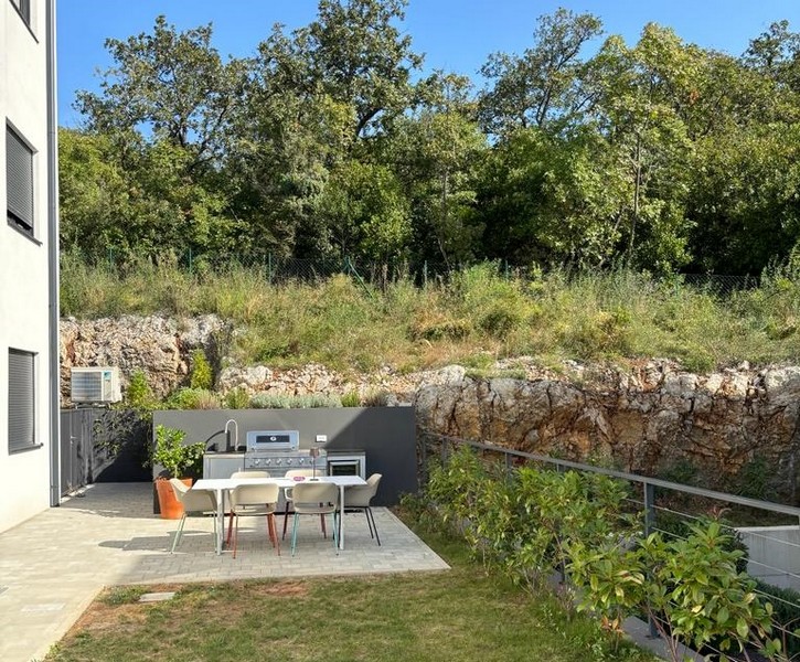 Eladó kerthelyiség kültéri konyhával és pihenőhellyel, egy lakás része Horvátországban, Rijekában.